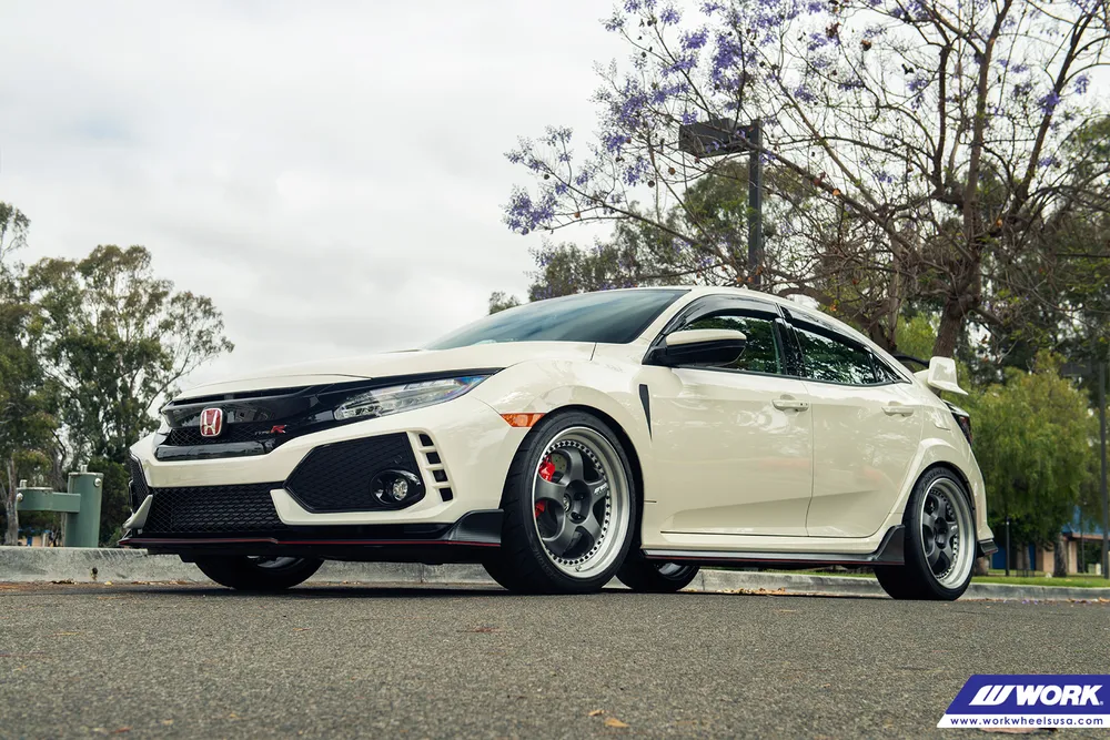 Biała Honda Civic Type R FK8 na WORK MEISTER S1 3P Matte Gunmetal z rantem Hairline