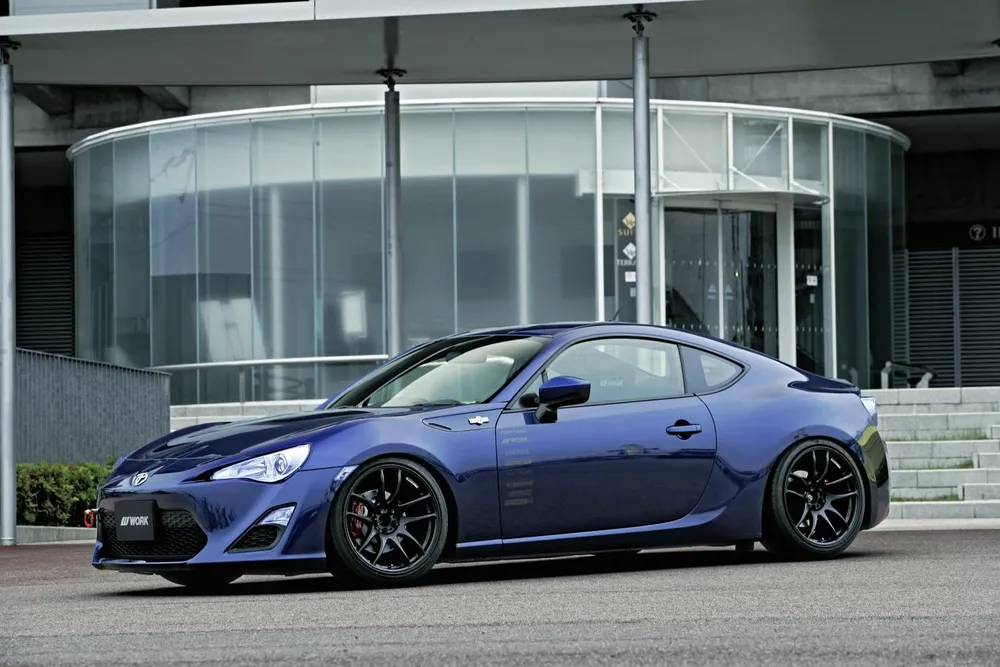 Niebieska Toyota 86 na czarnych felgach WORK Emotion CR Kiwami w galerii producenta
